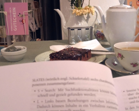 Bei der Silent Reading Party liest man zu Tee und Kuchen.