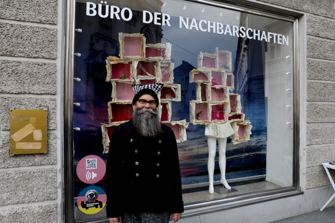 Markus Boxler vor dem Fenster „Wolkenkuckucksheim“ in der Kernstockgasse 20. – Foto: J.J. Kucek