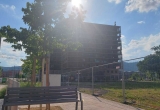 Leere Parkbank in der Sonne: Ein Symbol für die stillen Leiden der Obdachlosen