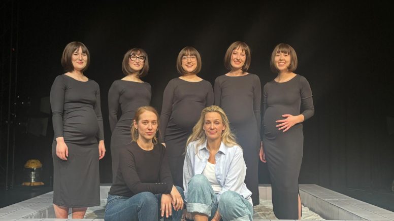 Gruppenfoto von Anja Wohlfahrt mit der Hauptdarstellerin Sisi Noé und dem Sprechchor "Grrrls Chor"