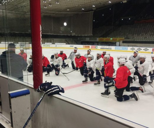 DIe Spieler lauschen den Trainingsanweisungen im Merkus Eisstadion in Liebenau