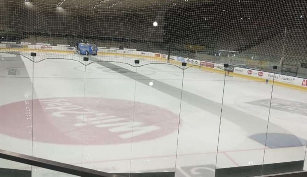 Die Eismaschine reinigt im Merkur Eisstadion das Eis für das anstehende Training des ATSE Graz