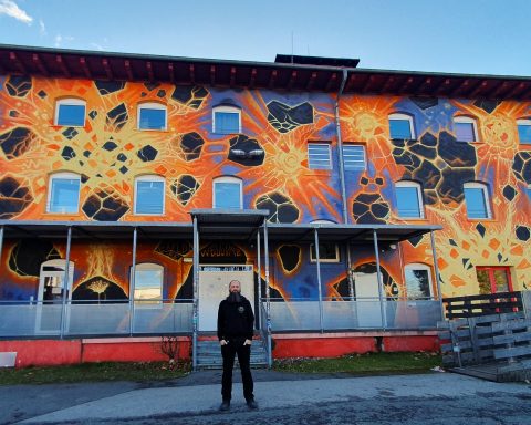 Philipp Weinberger vor der Fassade des Jugend- und Kulturzentrum Explosiv