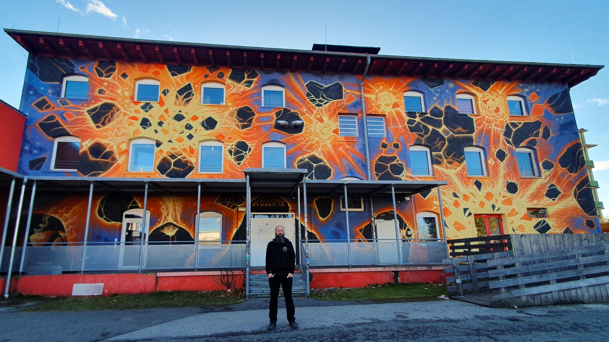 Philipp Weinberger vor der Fassade des Jugend- und Kulturzentrum Explosiv