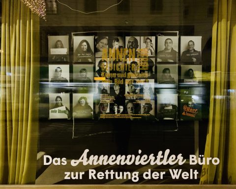 Eine Menge Porträts von Viertelbewohner:innen im Schaufenster des Büros zur Rettung der Welt.