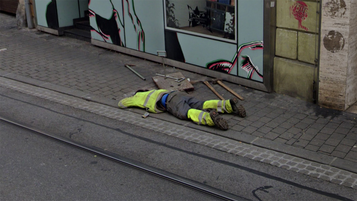 Ein Arbeiter liegt am Boden in der Annenstraße. 