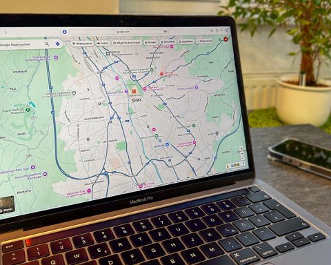Ein Computer mit geöffneter Google Maps Seite steht auf einem Tisch.
