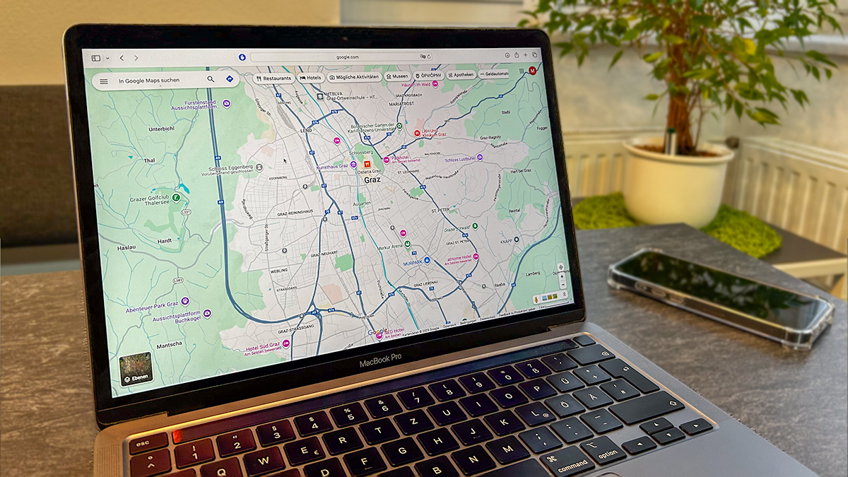 Ein Computer mit geöffneter Google Maps Seite steht auf einem Tisch.
